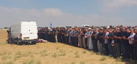 النقب : اهالي حورة يشيعون جثامين صقر العطاونة وابنته ديانا